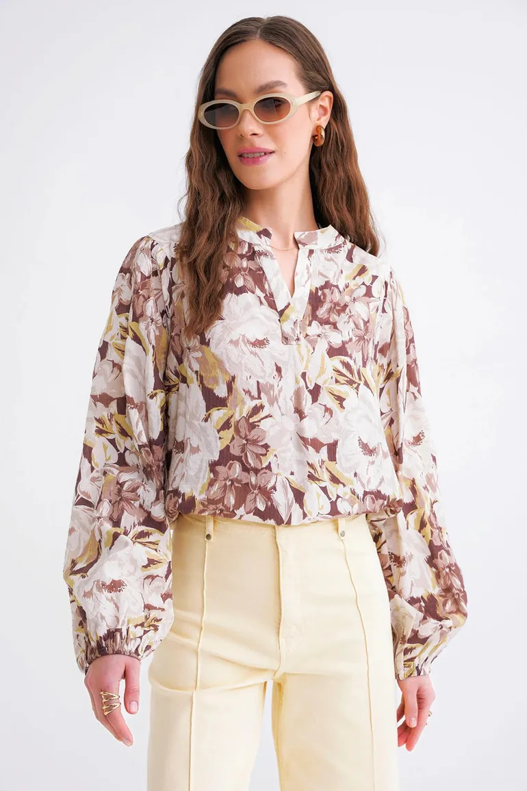 بلوزة بني بطبعة أزهار بأكمام طويلة - 2