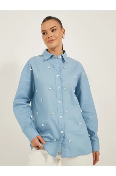 قميص أزرق بأكمام طويلة