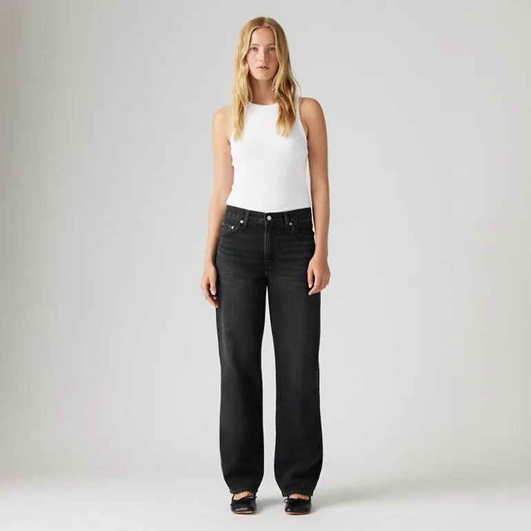 بنطلون أسود بقصة عريضة