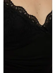 بلوزة بياقة V بتداخل دانتيل  - 4