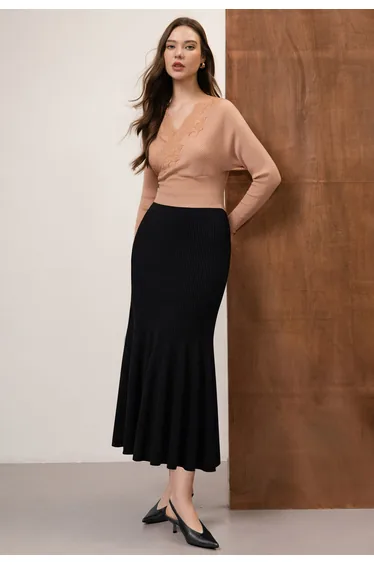 Dynamic Flare Hem Ribbed Knit Skirt in Black