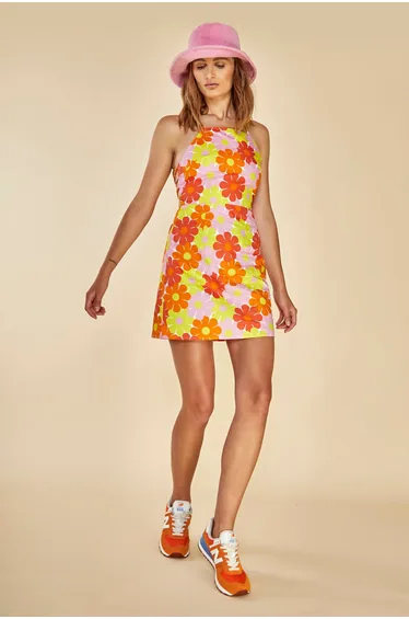 فستان قصير بقصة مستقيمة بياقة هالتر بطبعة أزهار