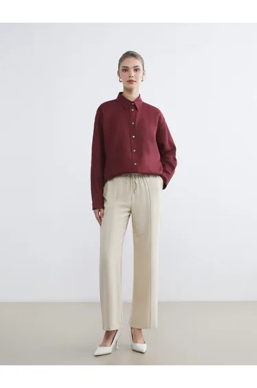 Effortless elegance meets everyday comfort in our wide-leg trousers with an elasticated waist.