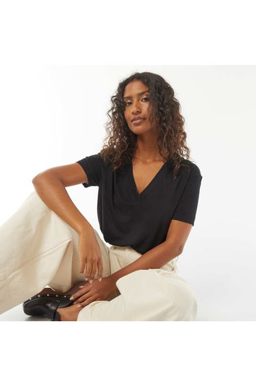 T-shirt with short sleeves and V-neckline BLACK