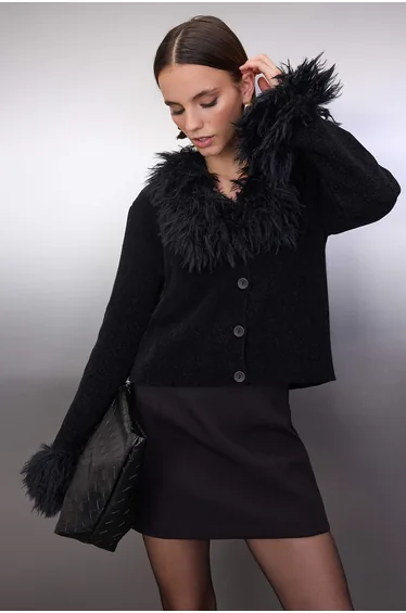 Black custom yarn otriche and fur detailed knit cardigan