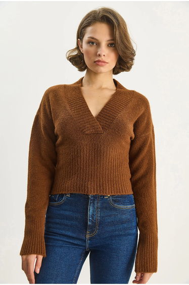 LUCCI Ribbed V-Neck Slim Fit Crop Sweater