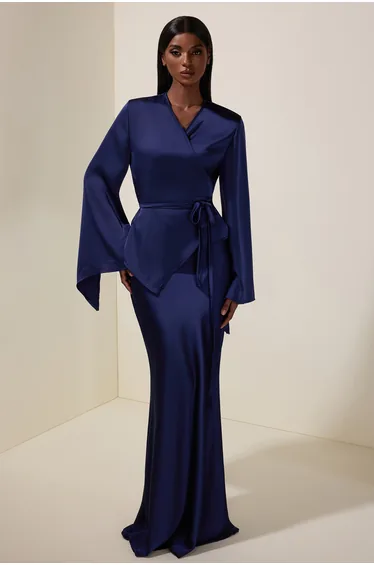 طقم باللون الكحلي