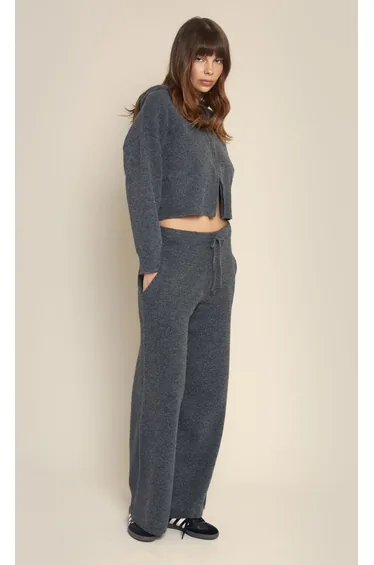 هودي رمادي بأكمام طويلة