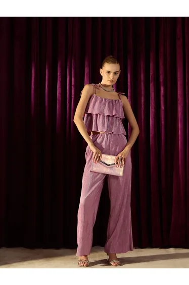 طقم باللون الزهري