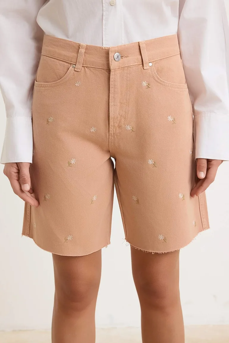 شورت جينز ولادي بتطريز أزهار لون زهري - 2