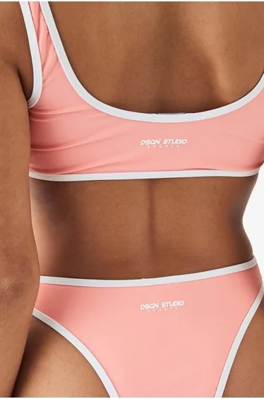 توب بكيني رياضة بياقة سكووب بطبعة شعار - أحمر