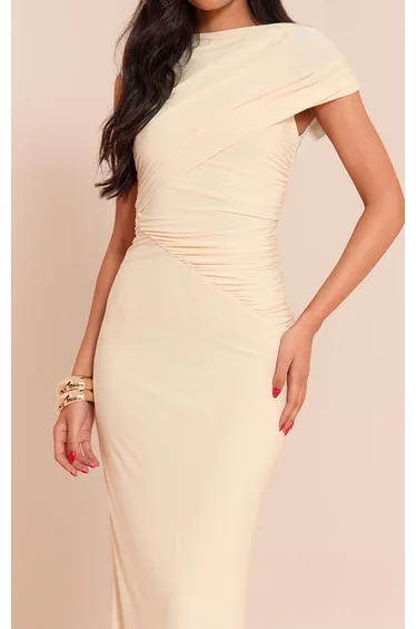 فستان ماكسي بأكتاف مكشوفة بطبقة مزدوجة بثنيات لون بيج - لطويلات القامة