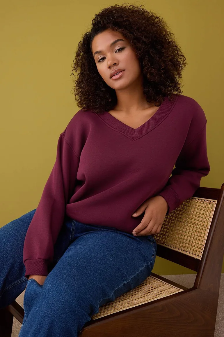 Burgundy v-neck basic plus size sweatshirt with fleece lining