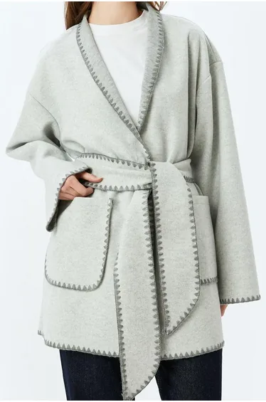 معطف كروشية طويل بحزام بياقة شال بجيوب بأزرار مزدوجة لون رمادي