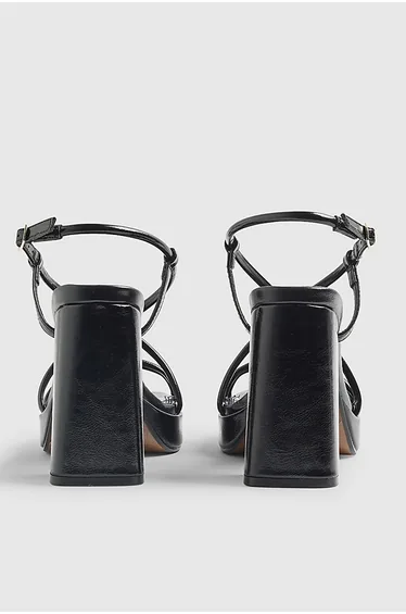 صندل ريفر ايلاند باللون الأسود